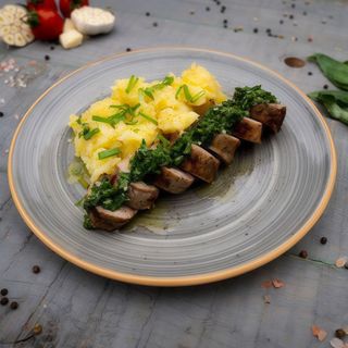 Muschiulet de porc cu sos chimichurri