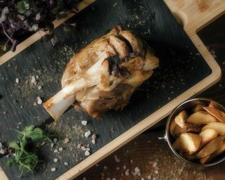 Ciolan de porc cu cartofi prajiti