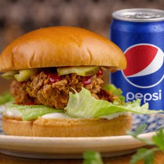 Burger cu pulpă de pui