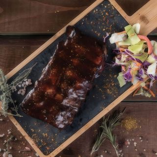 Meniu Coaste de porc in sos BBQ cu cartofi prajiti