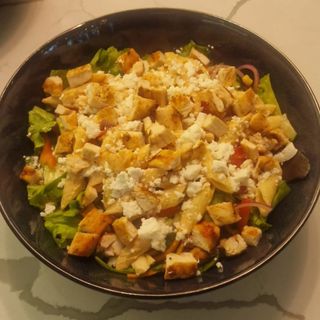 Salata cu paste si pui