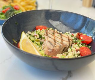 Salata cu tuna steak