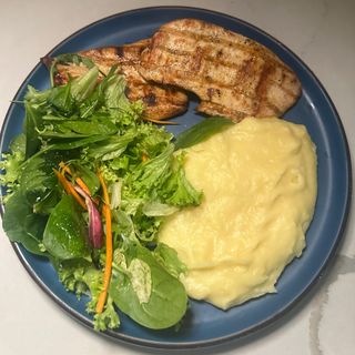 Piept de pui cu piure si salata