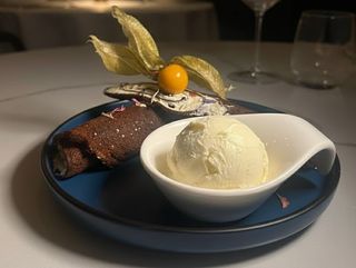 Clătite din ciocolată cu cremă mascarpone şi îngheţată de vanilie