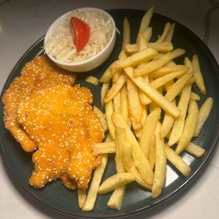 Snitel de pui servit cu cartofi prajiti si salata de varza