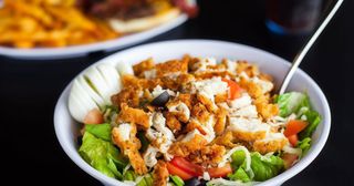 Salată cu pui crispy 