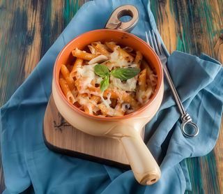 Penne siciliene la al forno cu pui si bacon