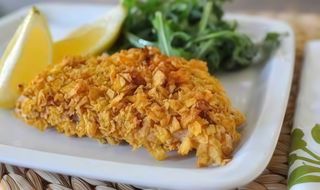 Piept pui in crusta cu parmezan si cartofi wedges 