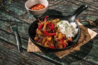 Tigaie picanta de pui cu legume si orez basmati