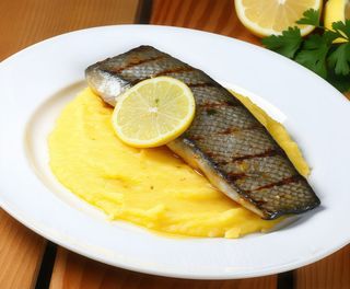 Păstrăv la grătar cu mamaliguţă