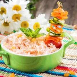 Salată de crudităţi cu piept de pui