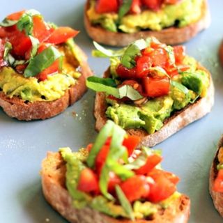 Bruscetti cu roșii și avocado