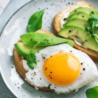 Ochiuri cu Avocado și mix de salata 