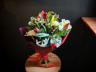 Buchet mixt rosu cu flori de primavara