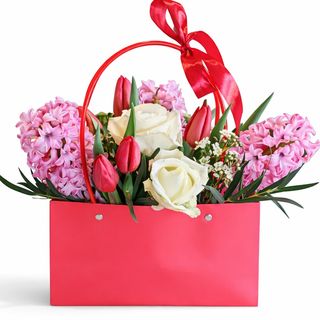 Aranjament cu zambile si trandafiri