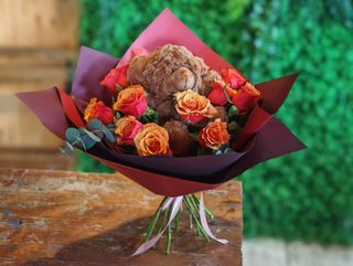 Buchet trandafiri cu urs de plus