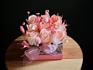 Aranjament cu 9 trandafiri roz sidef de sapun