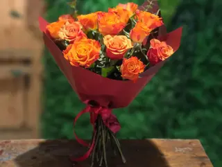 Buchet 15 trandafiri rosu-portocaliu