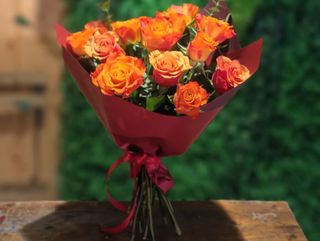 Buchet 15 trandafiri rosu-portocaliu