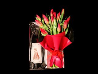 Cutie cu vin si buchet lalele