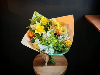 Buchet mixt galbn cu flori de primavara