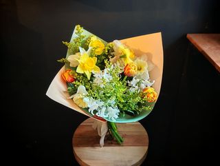 Buchet mixt galbn cu flori de primavara