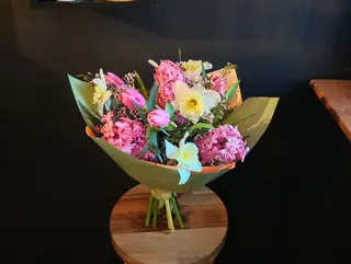 Buchet mixt roz cu flori de primavara