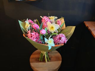 Buchet mixt roz cu flori de primavara