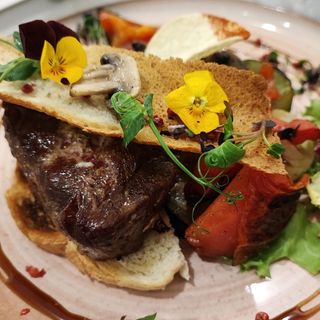 Tournedo cavaleresc cu piure si sos de hribi si bacon