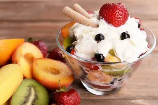 Salată de fructe cu frişcă vegetală