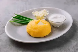 Mămăligă cu brânză şi smântână