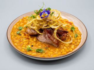 Ciolan de porc cu Iahnie de fasole.