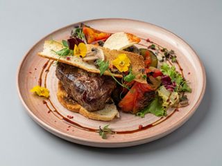 Tournedo cavaleresc cu piure si sos de hribi si bacon