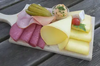 Platou cu mezeluri si branzeturi