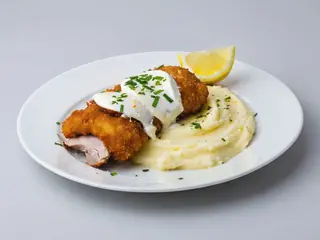 Snitel vienez de porc in manta de parmezan mozzarella﻿ cu piure