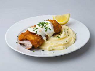 Snitel vienez de porc in manta de parmezan mozzarella﻿ cu piure