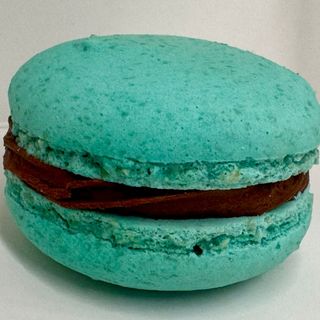 Macarons - Ciocolata neagra cu menta si zmeura