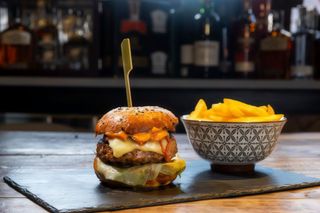 Cheeseburger, cartofi prăjiți