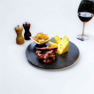 Pastramă de berbec cu mămăliguță și murături