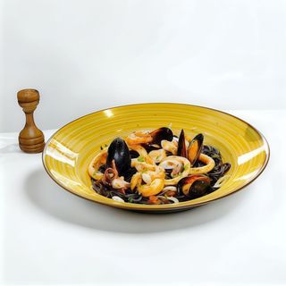 Spaghetti nero di sepia cu fructe de mare