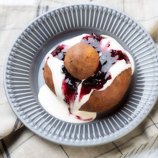 Papanasi cu dulceata si afine