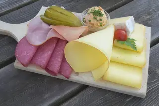 Platou cu mezeluri si branzeturi