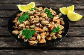 Fructe de mare gatite in unt, vin si usturoi