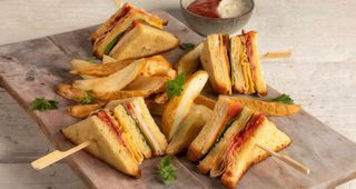 Club sandwich cu omletă 