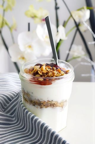 Iaurt Grecesc cu miere, mar si muesli