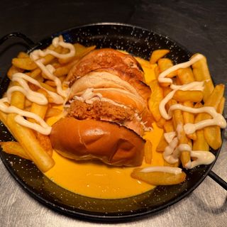 CHICKEN CHEESE BURGER | 500GR / 1326KCAL |