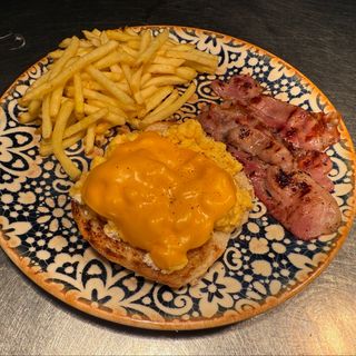 Scrambled Eggs & Bacon |350g/425kcal