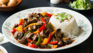 Tigaie picanta de vita cu garnitura de orez cu trufe 400g