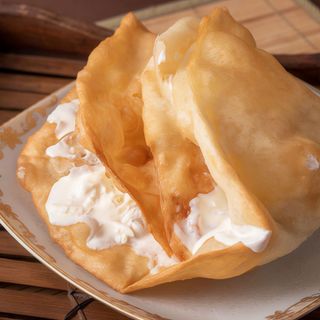 Langos cu dulceata de visine