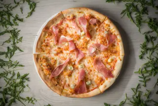Pizza Crudo e gorgonzola mica